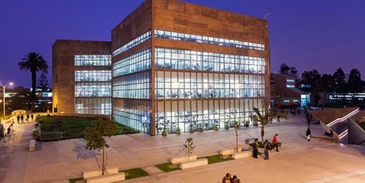 Biblioteca Pontificia Universidad Católica Del Perú 