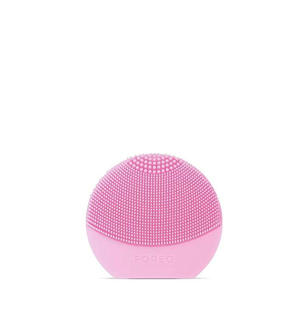 Producto LUNA play plus de FOREO es el cepillo facial recargable de silicona