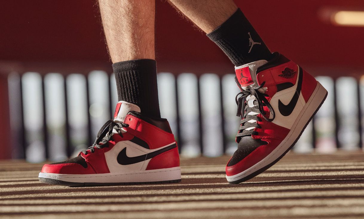 Moda Check out the Jordan 1 Mid Chicago Toe available on StockX h