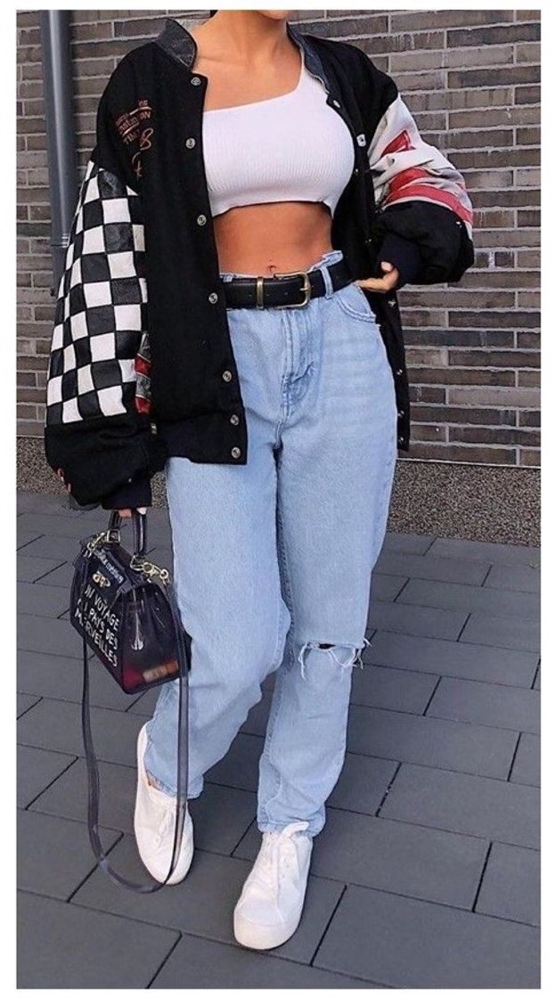 Fashion Calça jeans com um cropped branco e uma jaqueta maravilhosa