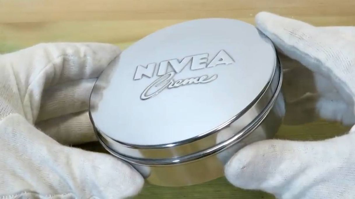 Social Puliendo un envase de nivea muy satisfactorio y relajante