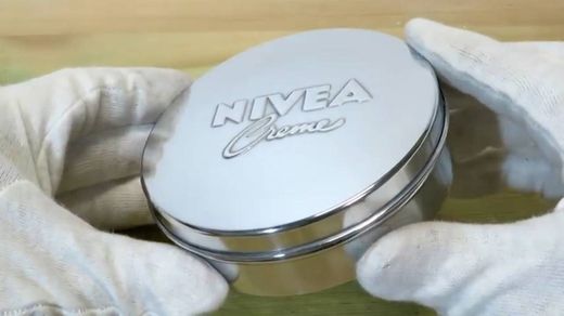 Puliendo un envase de nivea muy satisfactorio y relajante