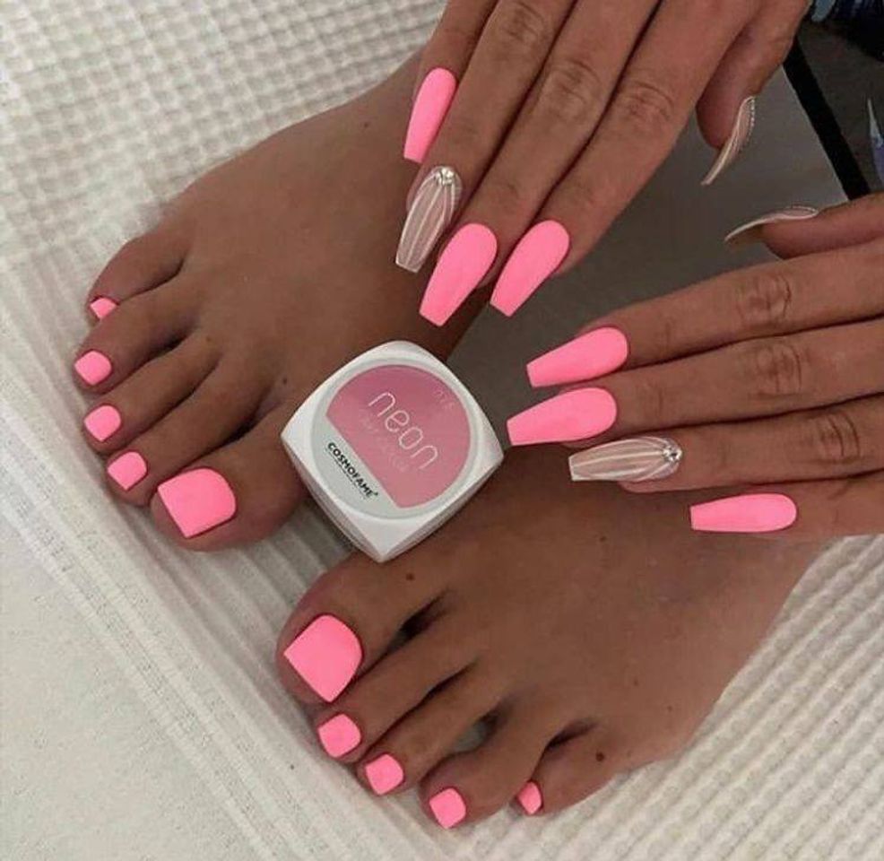 Unhas rosa neon 💖