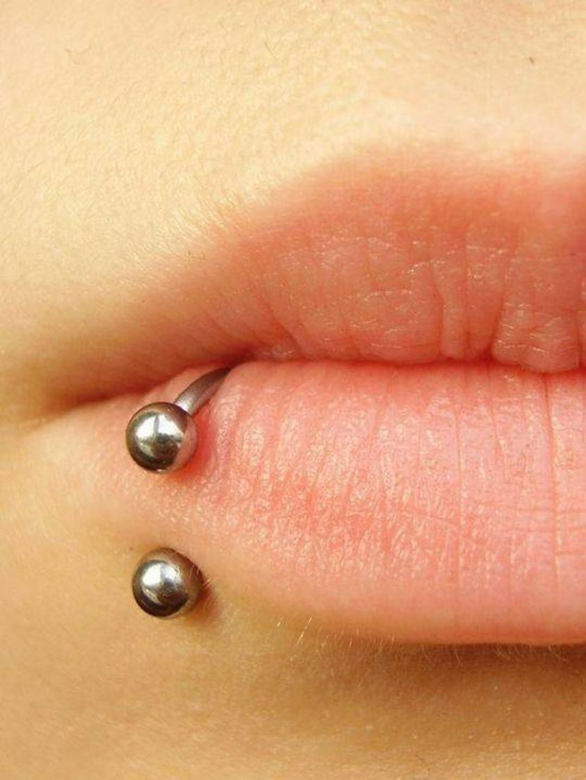 Moda piercing no canto da boca