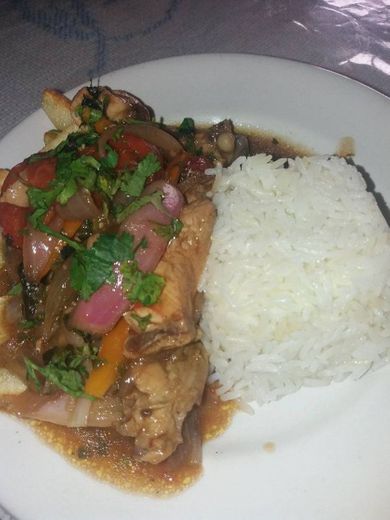 Pollo Saltado cn guarnicion arroz blanco 