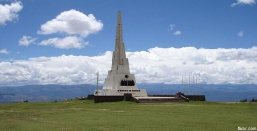 Obelisco de la Pampa de la Quinua
