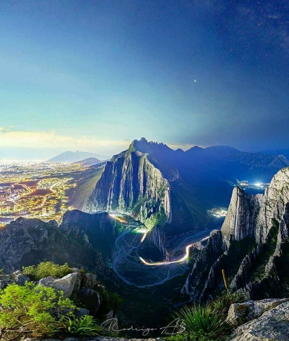 Fashion Monterrey y sus Montañas ❤️
Imagen nocturna de La Huasteca🖼