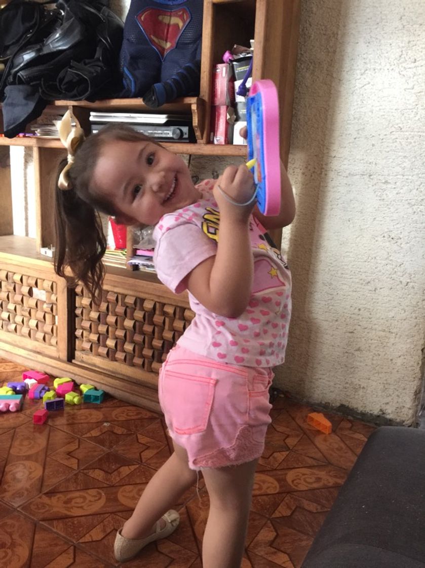 Moda Canal de una niña de 4 años con síndrome de down muy feliz