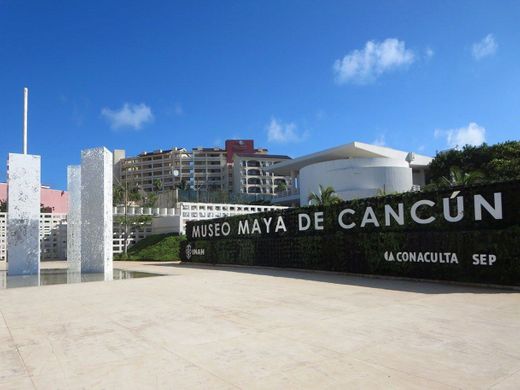 Museo Maya de Cancún y Zona Arqueológica de San Miguelito