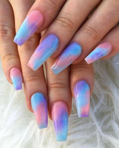 Unha tie dye em tom pastel 