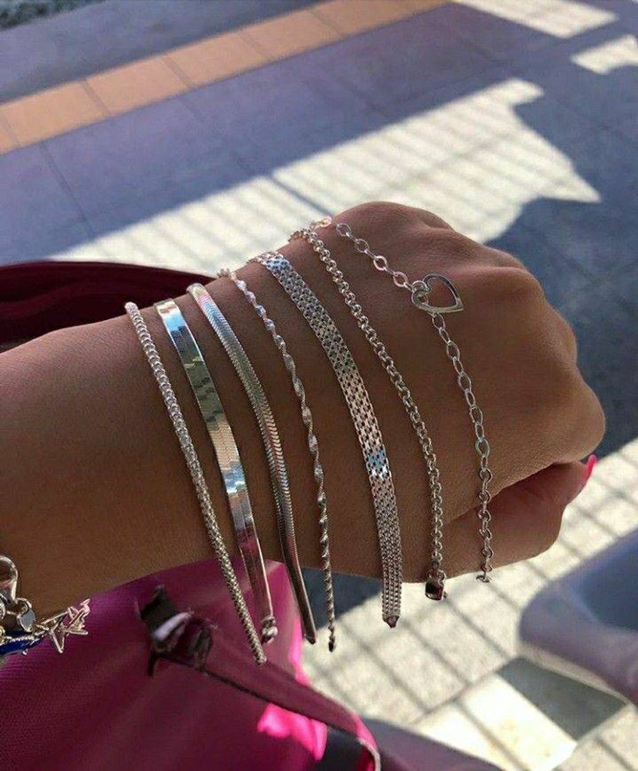 Moda Umas pulseiras pratas um pouco discretas são tudo!