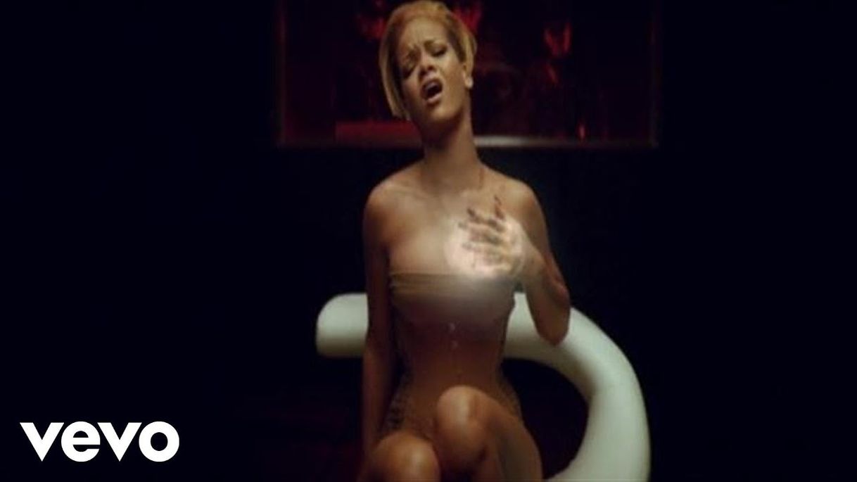 Moda Rihanna - Russian Roulette (Official Music Video) - YouTube