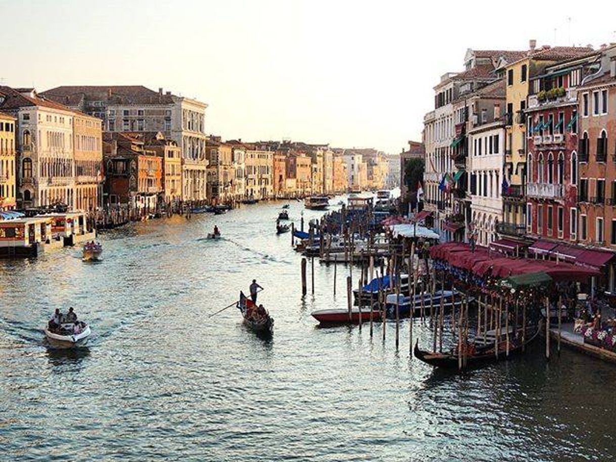 Moda Paseo en GÓNDOLA por los canales de VENECIA