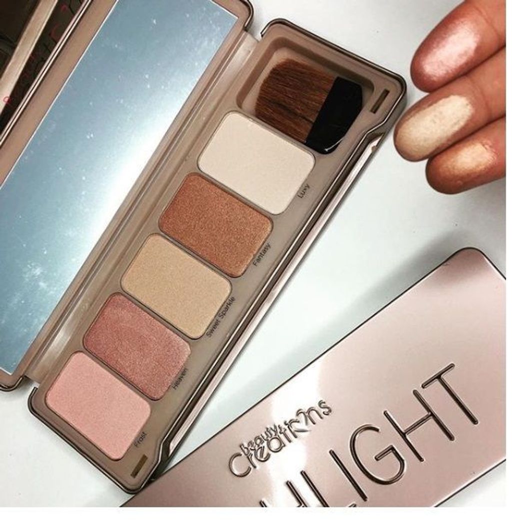 Place BEAUTY CREATIONS More Highlighters Palette