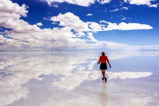 Salinas de Uyuni, un vasto desierto de sal surrealista