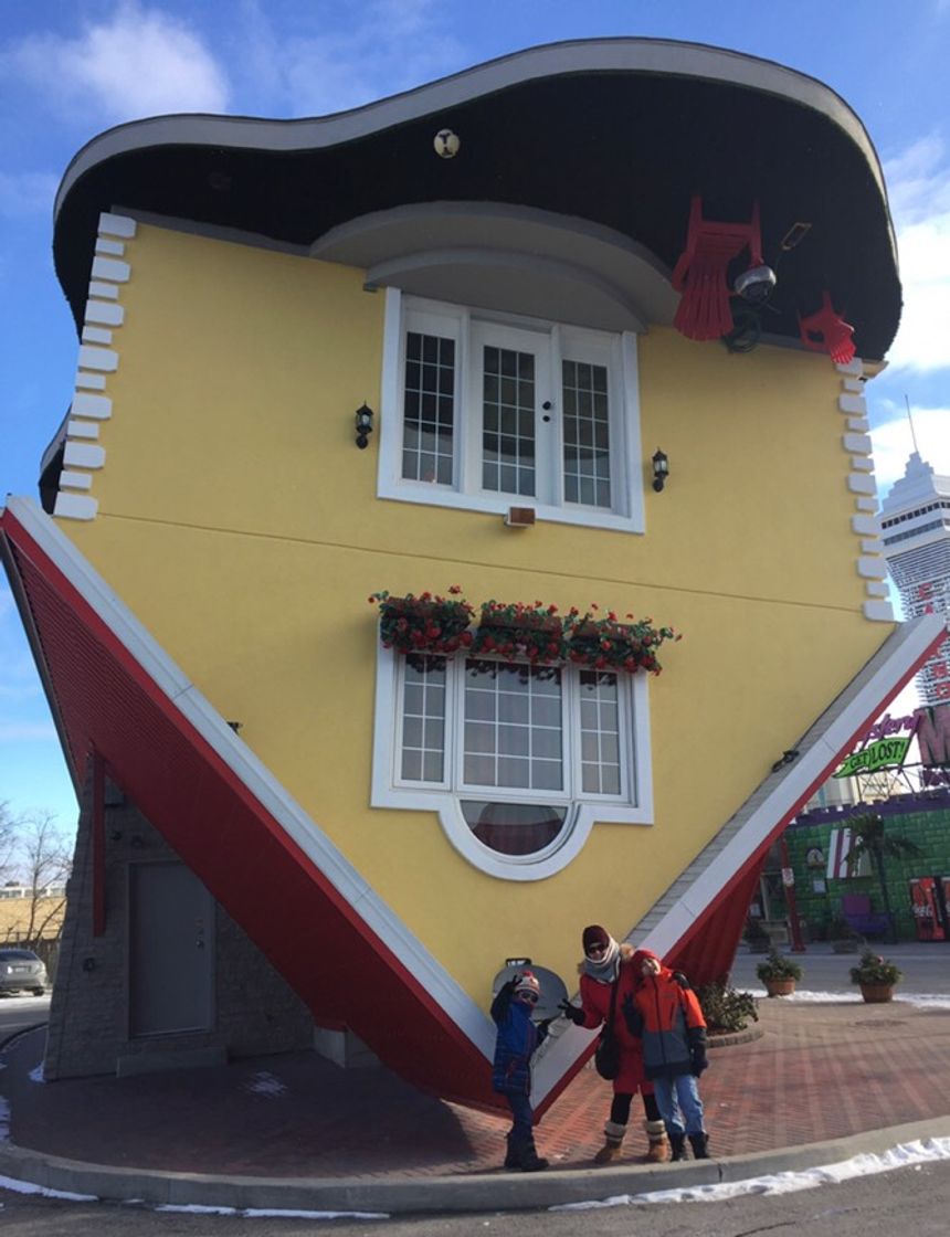 Lugar Upside Down House