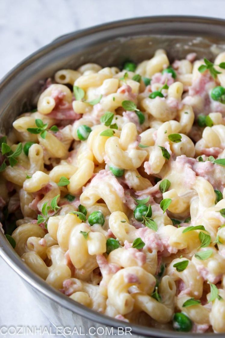 MACARRÃO COM PRESUNTO, QUEIJO E ERVILHAS

