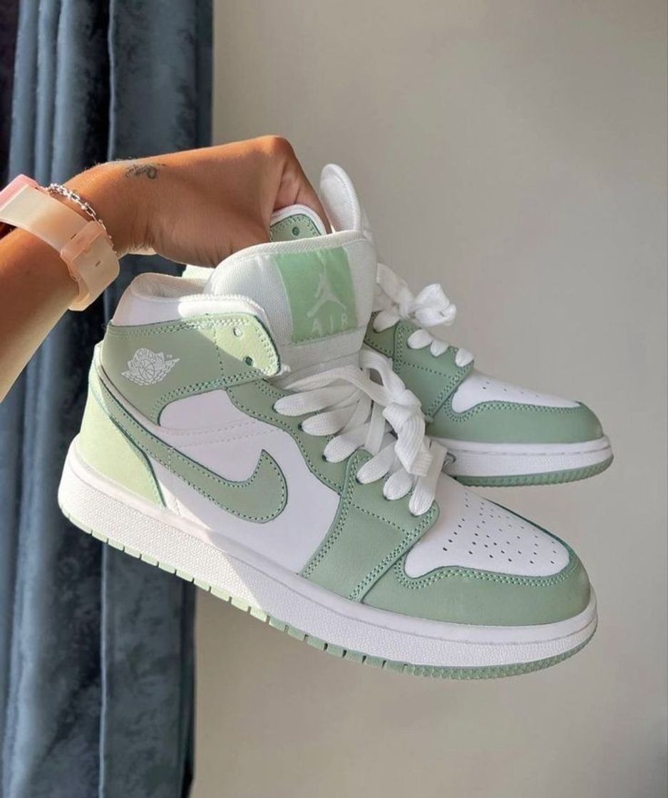 Social Jordan Air 1 Mid SE,
