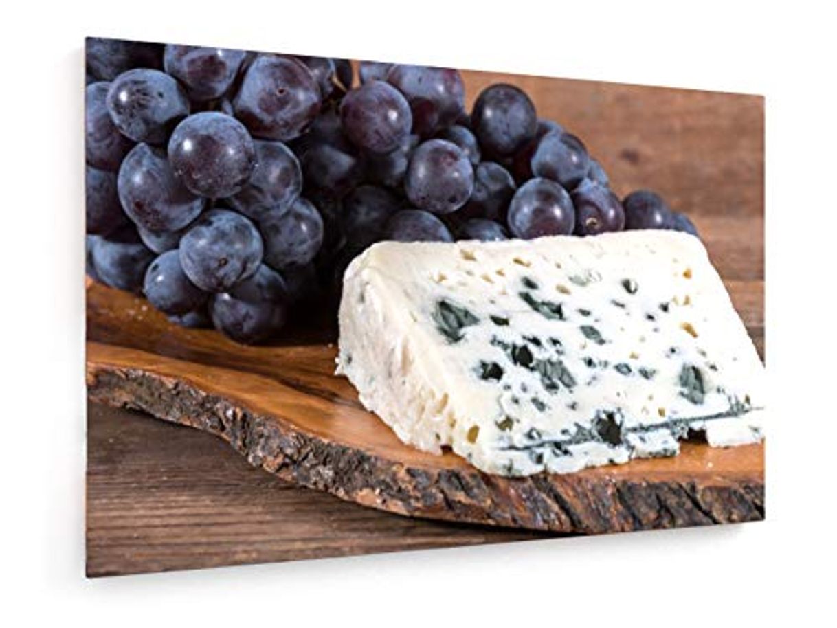 Social weewado Queso roquefort francés con Las Uvas Negras sobre Fondo de Madera