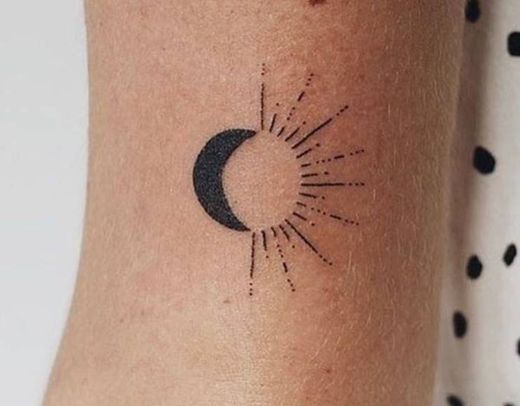 Tatuagem sol e lua. Essa eu consegui colocar na pele 🥰