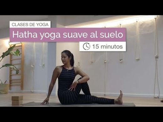 Clase de Yoga para principiantes al suelo (15 min) - YouTube