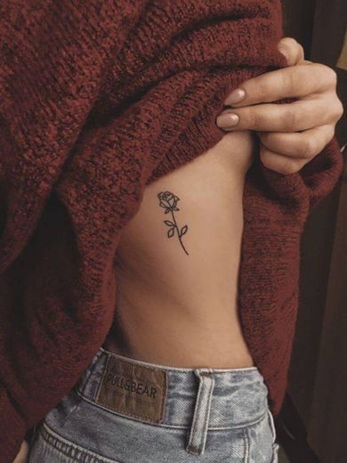 Tatuagem de flor delicada