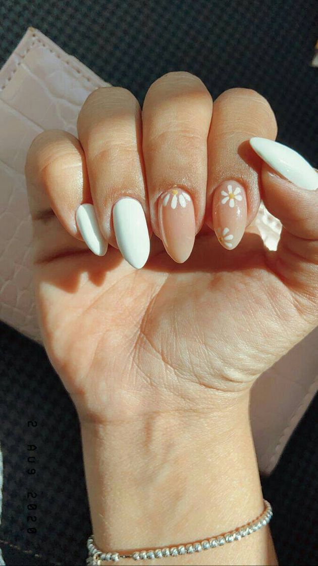 Social Daisy Nails
