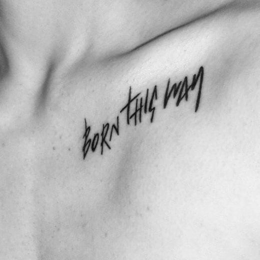 tatuagem "born this way" 