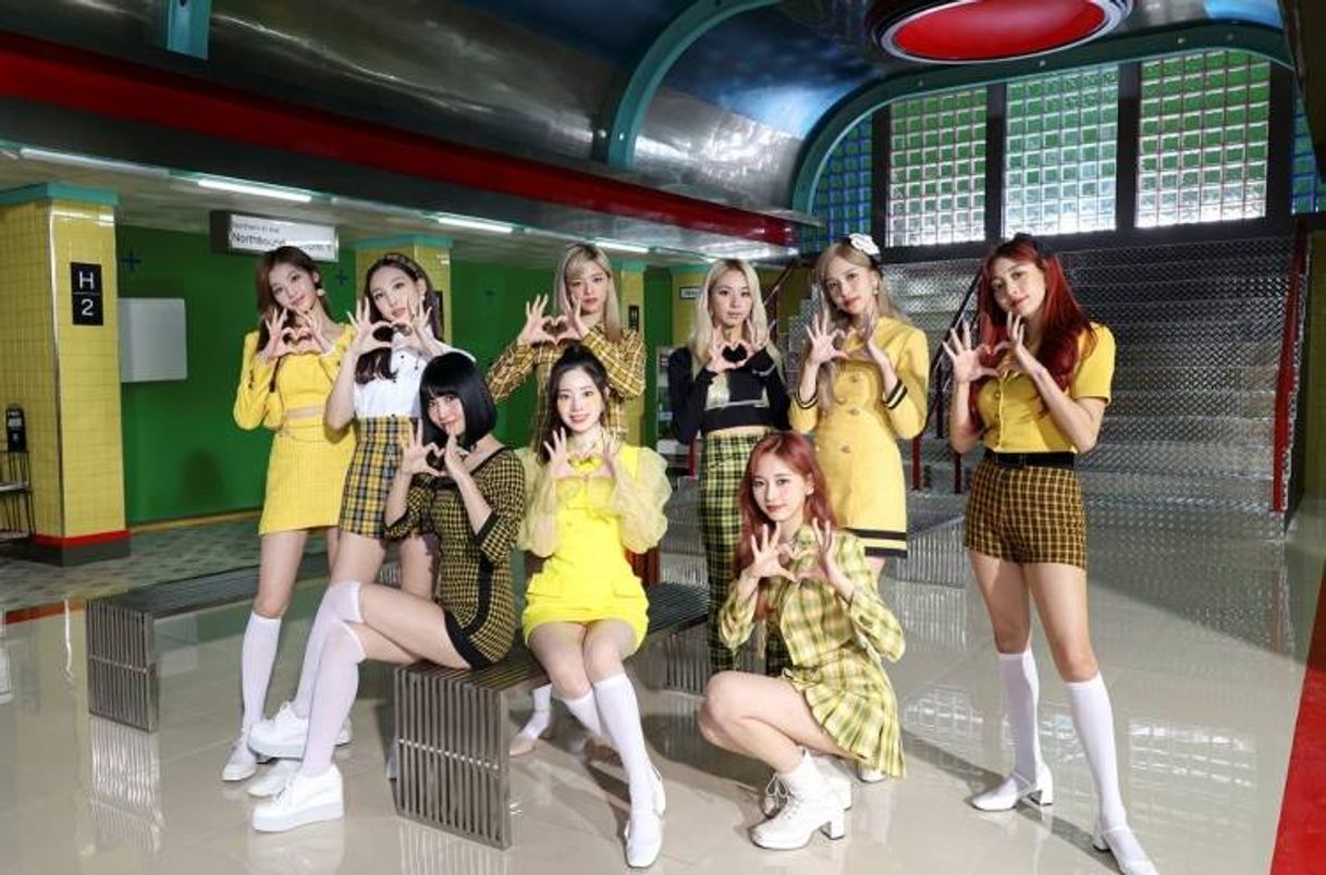 Moda TWICE "I CAN'T STOP ME" M/V