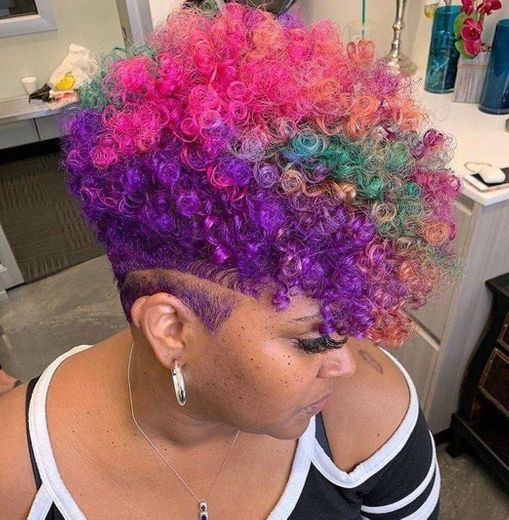 cabelo pixie cacheado colorido
