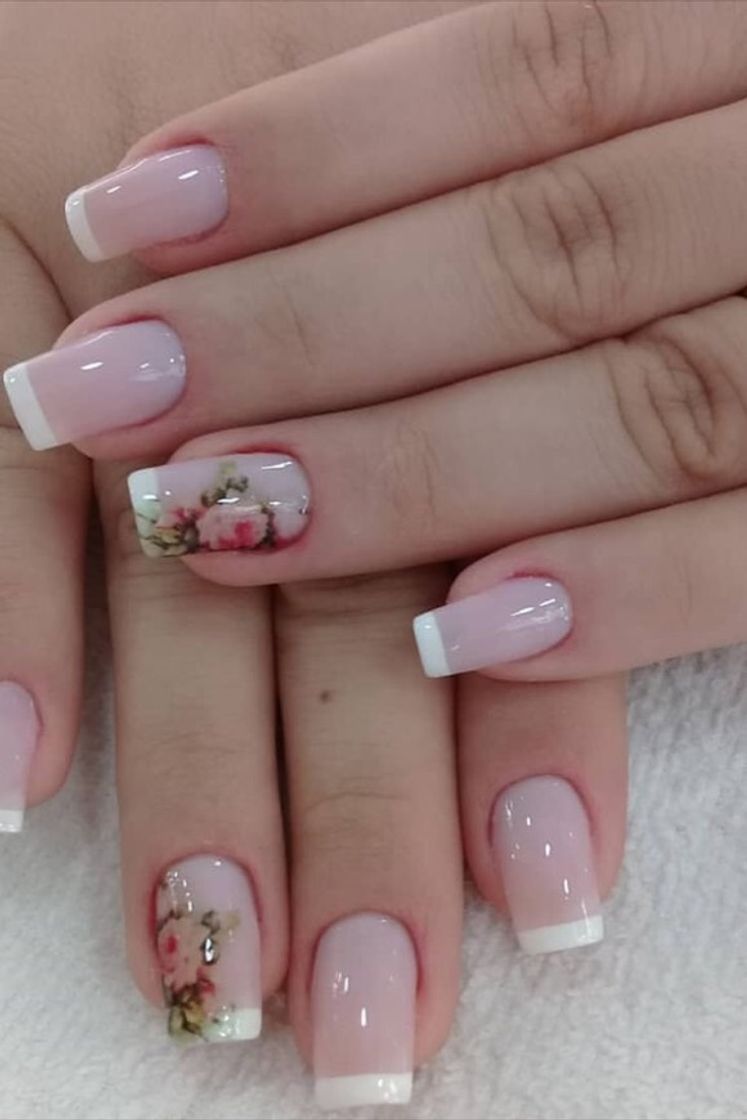 Moda Unhas decorada com flores 