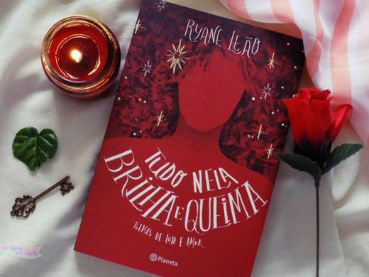 Tudo Nela Brilha e Queima - Poemas De Luta e Amor