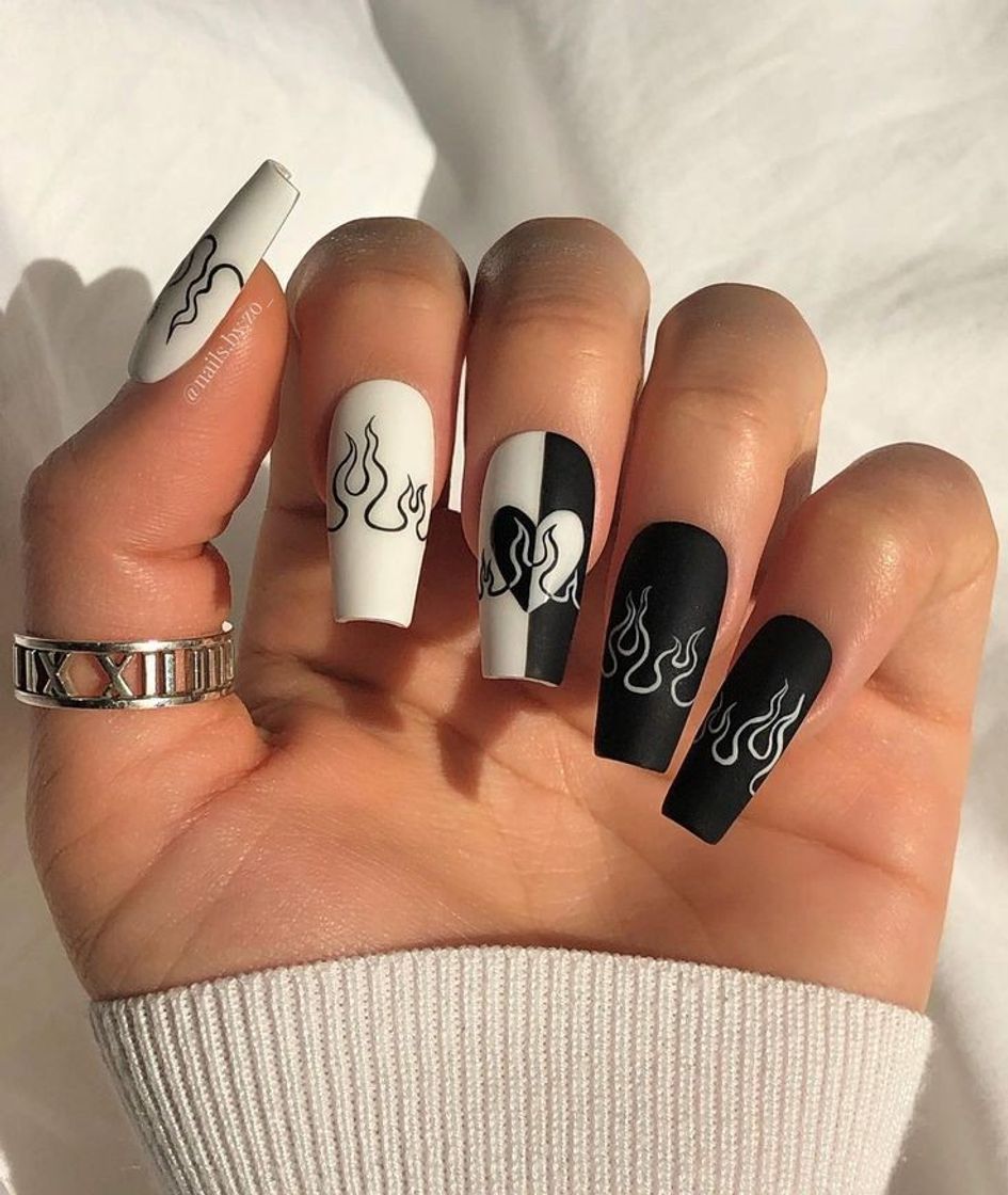 Unhas preto e branco 