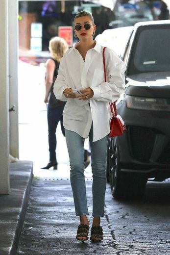 WHITE SHIRT AND JEANS LOOK
