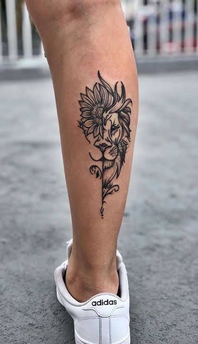 Social tatuagem leão com uma flor 