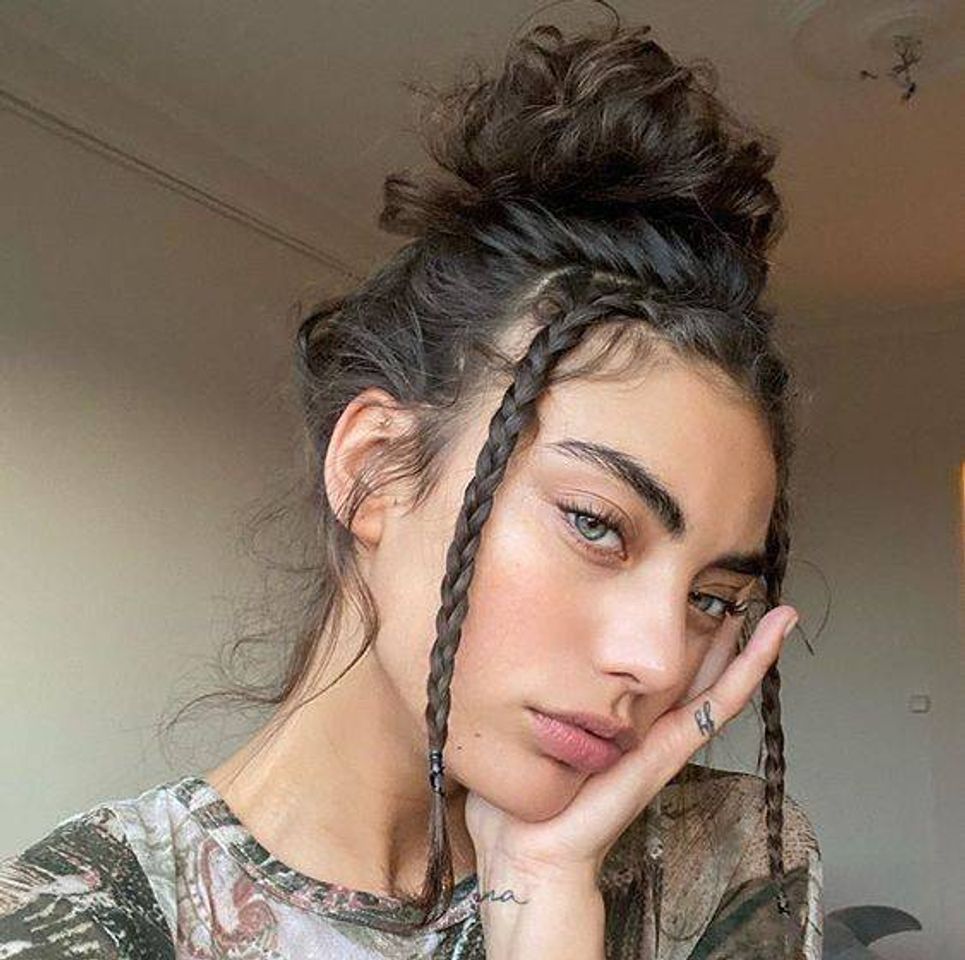 Social coque com mechas soltas
