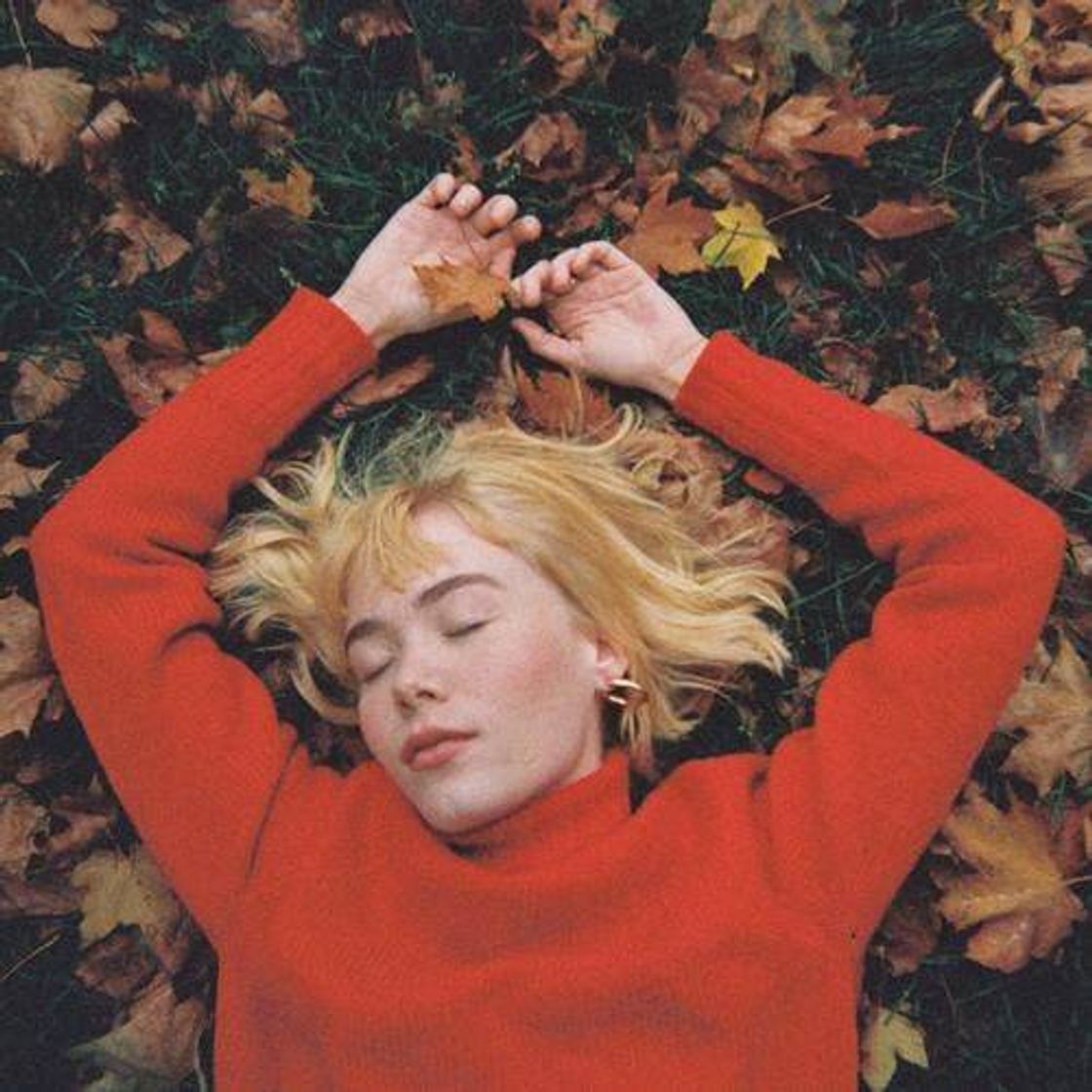 Canción girl in red - we fell in love in october