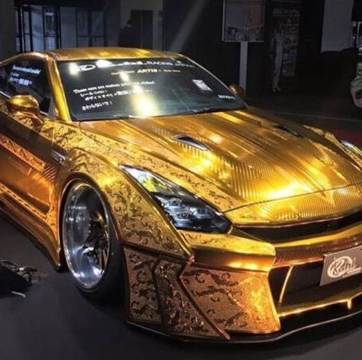 Um carro dourado lindo❤️