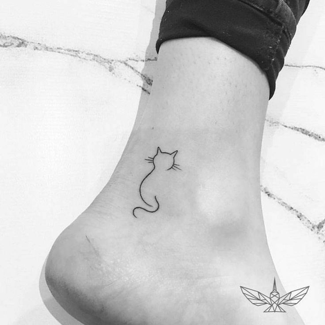 Moda Inspirações de tatuagens minimalistas: gatinho🐱🤍