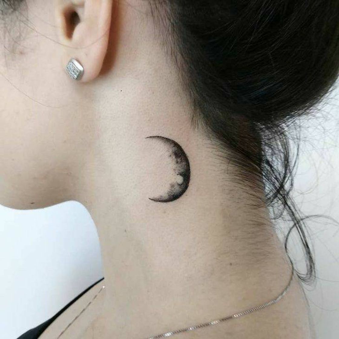 Moda Inspirações de tatuagens minimalistas: pescoço🤍