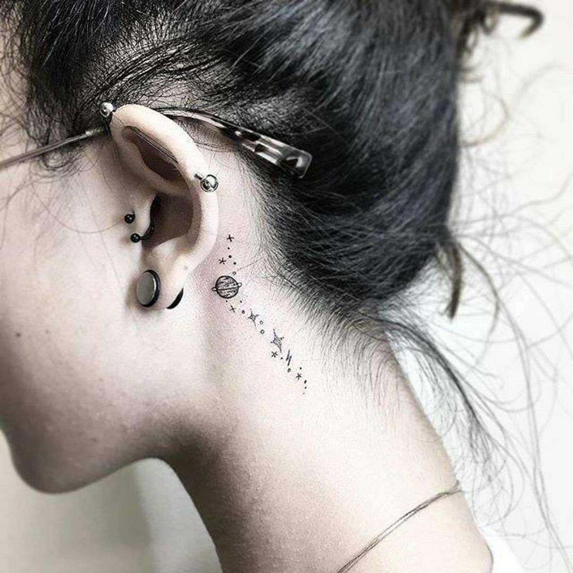 Moda Inspirações de tatuagens minimalistas: pescoço🤍