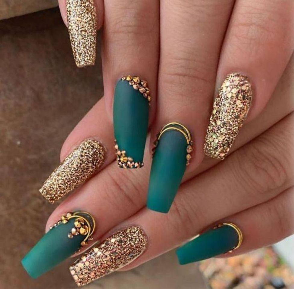 Moda Tons de verde e gold 🤩