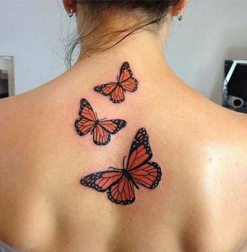 Tatuagem borboletas alaranjadas.
