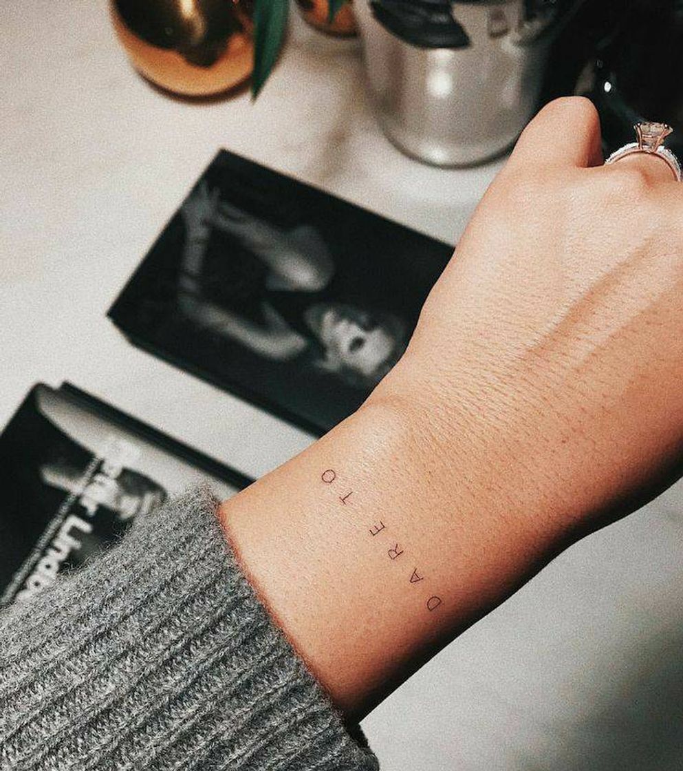 Moda ideia de tatuagem na mão.