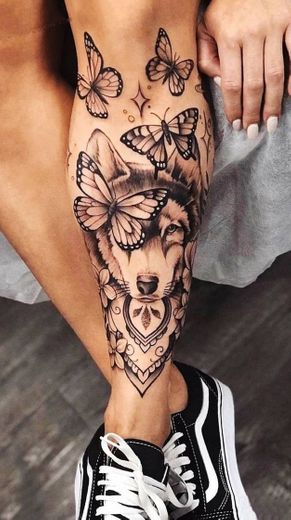 tatuagem grande de lobo feminina 