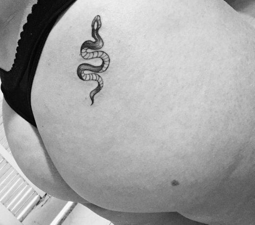tatuagem de cobra no bumbum 