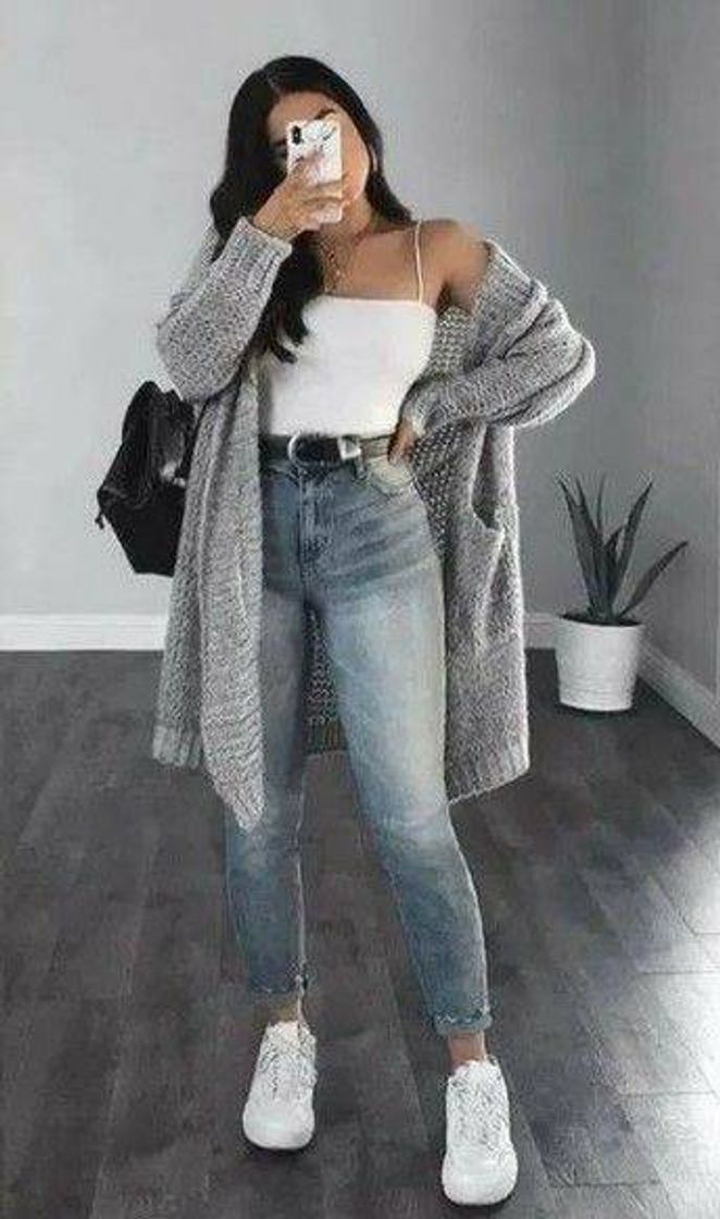 Fashion Look jeans, top branco, sobreposição e bolsa preta🖤