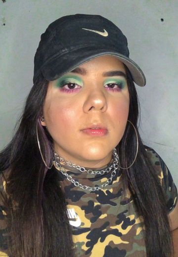 Make verde com detalhe rosa