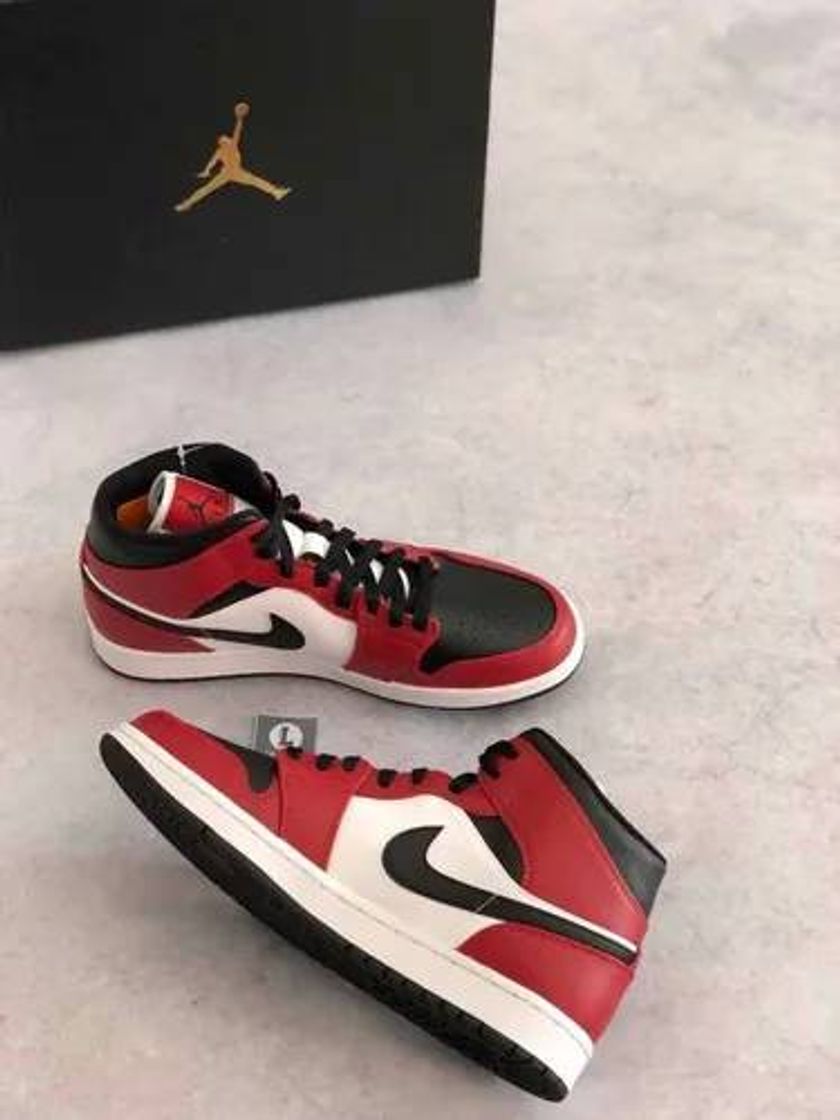 Moda Tênis Nike Air Jordan 1 Mid Chicago Black Toe

