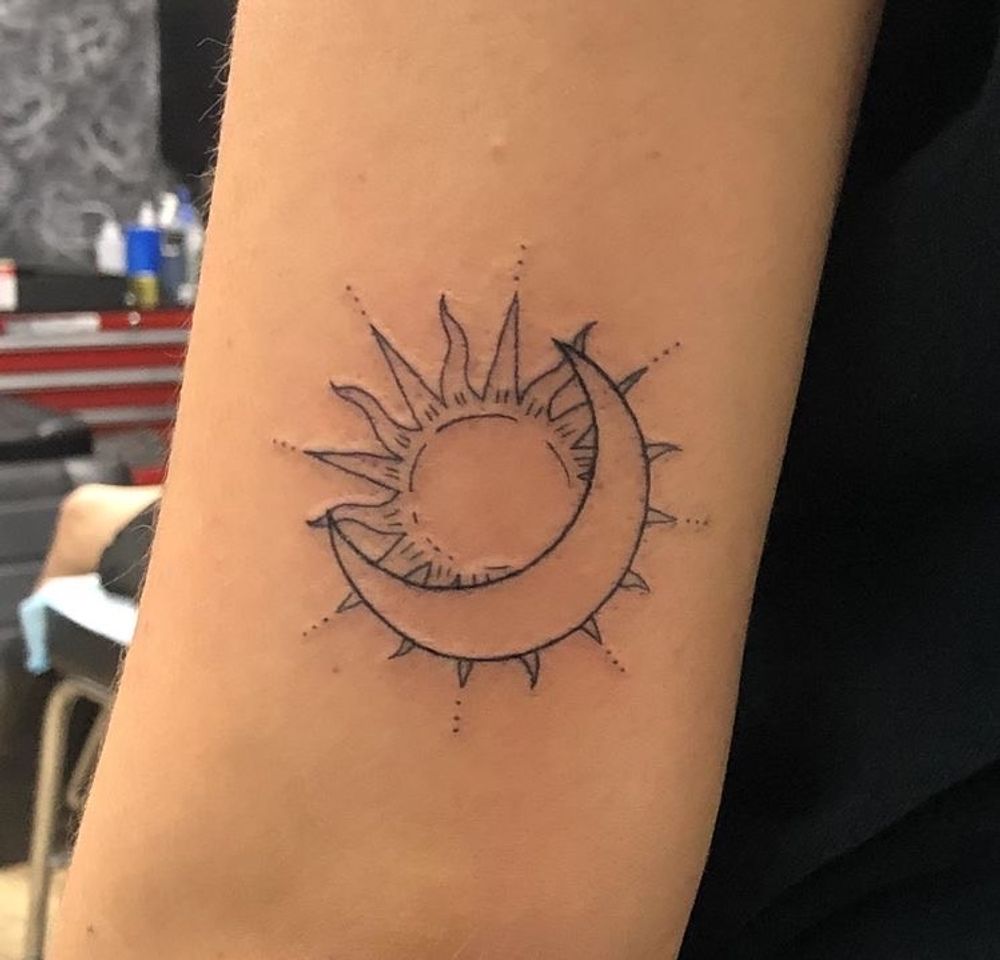 Moda Tatuagem de sol e lua